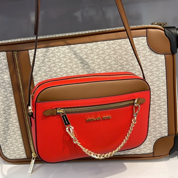 MICHAEL KORS
Jet Set Item Large EW Zip Chain XBody Saffiano Leather Crossbody - Picture 11 of 16